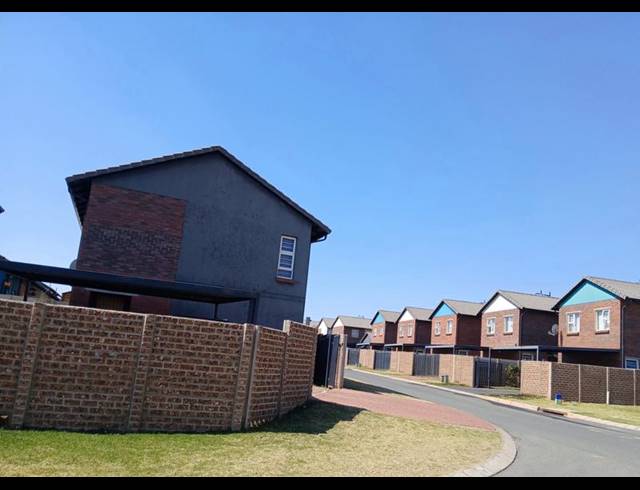 2 BEDROOM TOWNHOUSE FOR SALE IN PARKDENE